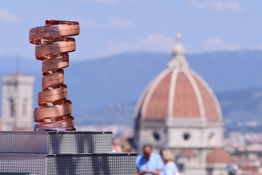Una vista mozzafiato: il Trofeo Senza Fine sulla balconata di Firenze. Lapresse